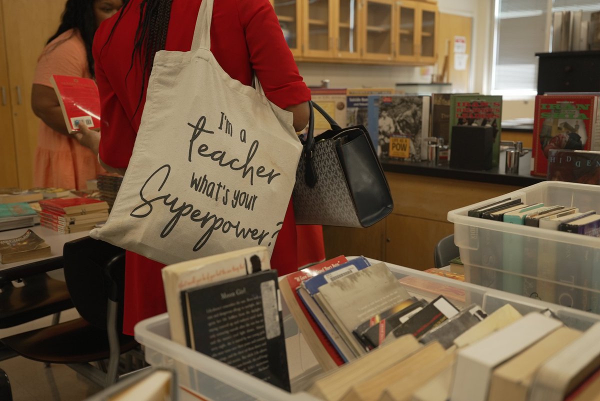 RichlandTwo's tweet image. NEW 2 TWO: With the help of our amazing Media Specialists, our new Richland 2 School District teachers were able to gather many books for their own classroom library. First steps at making our teachers feel welcomed and ready to shape the minds of the future! πππ§ β¦