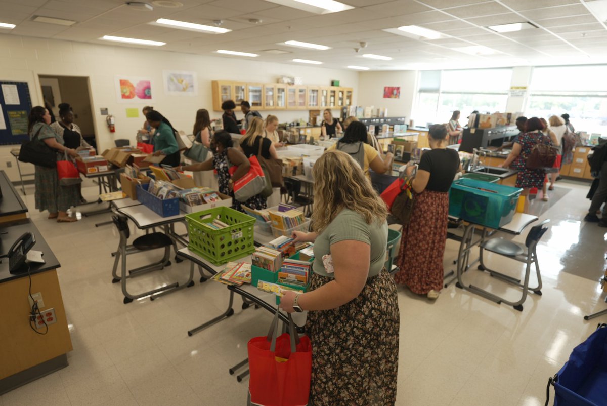 RichlandTwo's tweet image. NEW 2 TWO: With the help of our amazing Media Specialists, our new Richland 2 School District teachers were able to gather many books for their own classroom library. First steps at making our teachers feel welcomed and ready to shape the minds of the future! πππ§ β¦