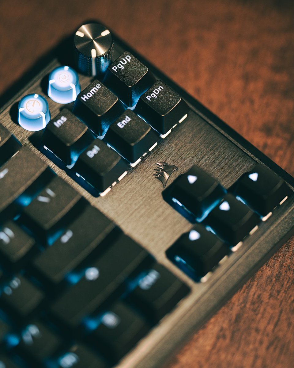 CORSAIR's tweet image. TKL or full-size—what’s your setup style?
K70 PRO TKL keeps it compact without compromising control. Let’s settle this in the comments 👇

⌨️ cor.sr/K70-PRO-TKL-NA
