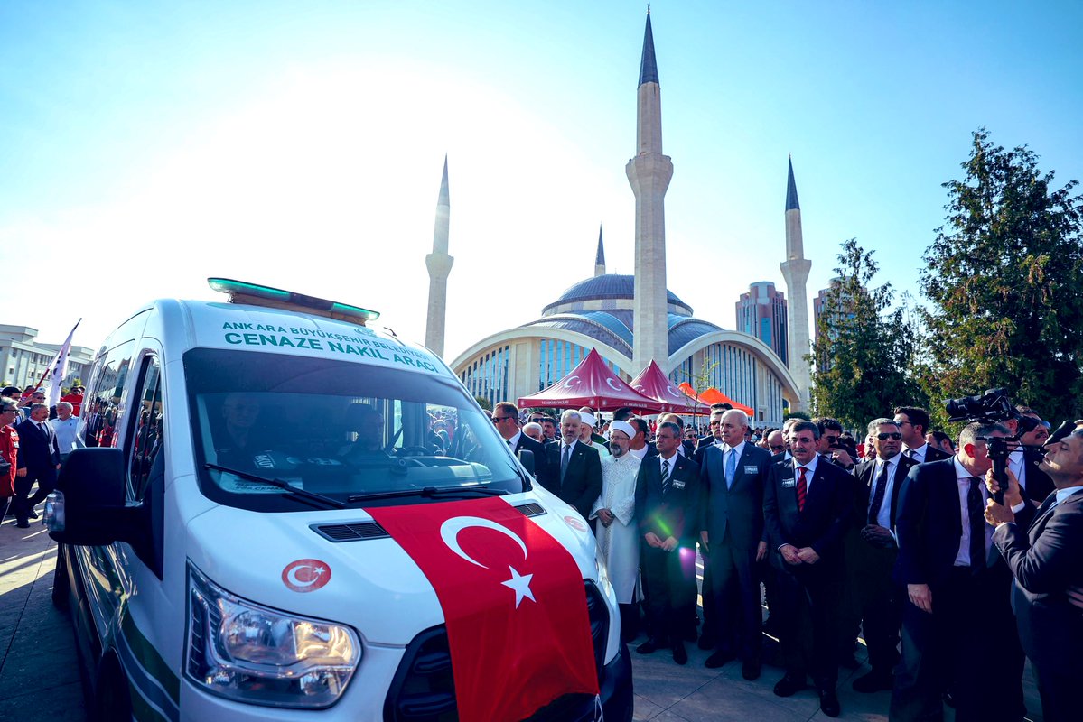Eskişehir Seyitgazi’de meydana gelen orman yangınında ormanlarımızı korumak için mücadele ederken şehit düşen AKUT Gönüllülerimiz #AlperenÖzcan, #TekinEnesSarıyıldız, #İlkerOnarıcı, #BayramErenArslan ve #MuharremCan’ın cenaze törenine katıldık🇹🇷

Şehitlerimize Allah’tan rahmet,