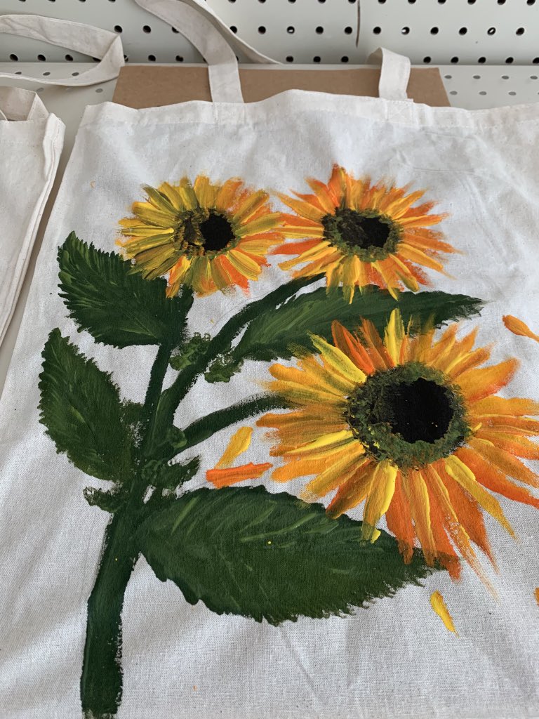 uwoftc's tweet image. Thank you to the great volunteers at @HelenofTroyLife for getting your creative juices flowing while decorating these adorable book bags for our #readytoread program! 💙 uwotc.org