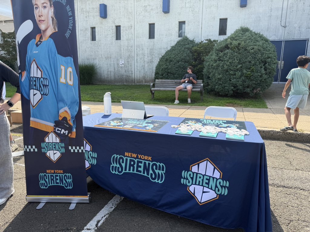 MollieeWalkerr's tweet image. Shoulder Check Showcase doesn’t technically start until 4pm, but it’s been packed since 2:30pm apparently. The line for the players already has a huge crowd before any have even arrived.