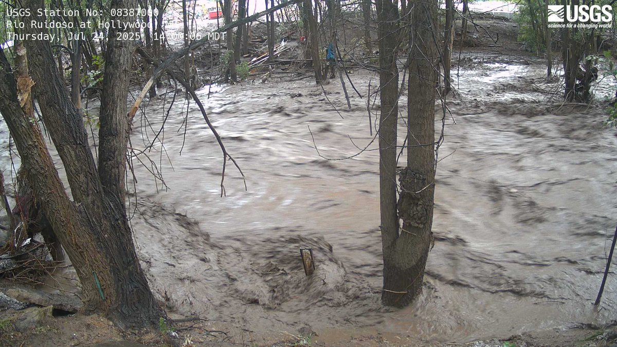 The Rio Ruidoso at Hollywood has risen to roughly 12.5ft from significant burn scar flash flooding. Light to moderate rain continues over the area. Continue to seek higher ground, stay away from rivers and streams, and follow all local official messaging! #nmwx