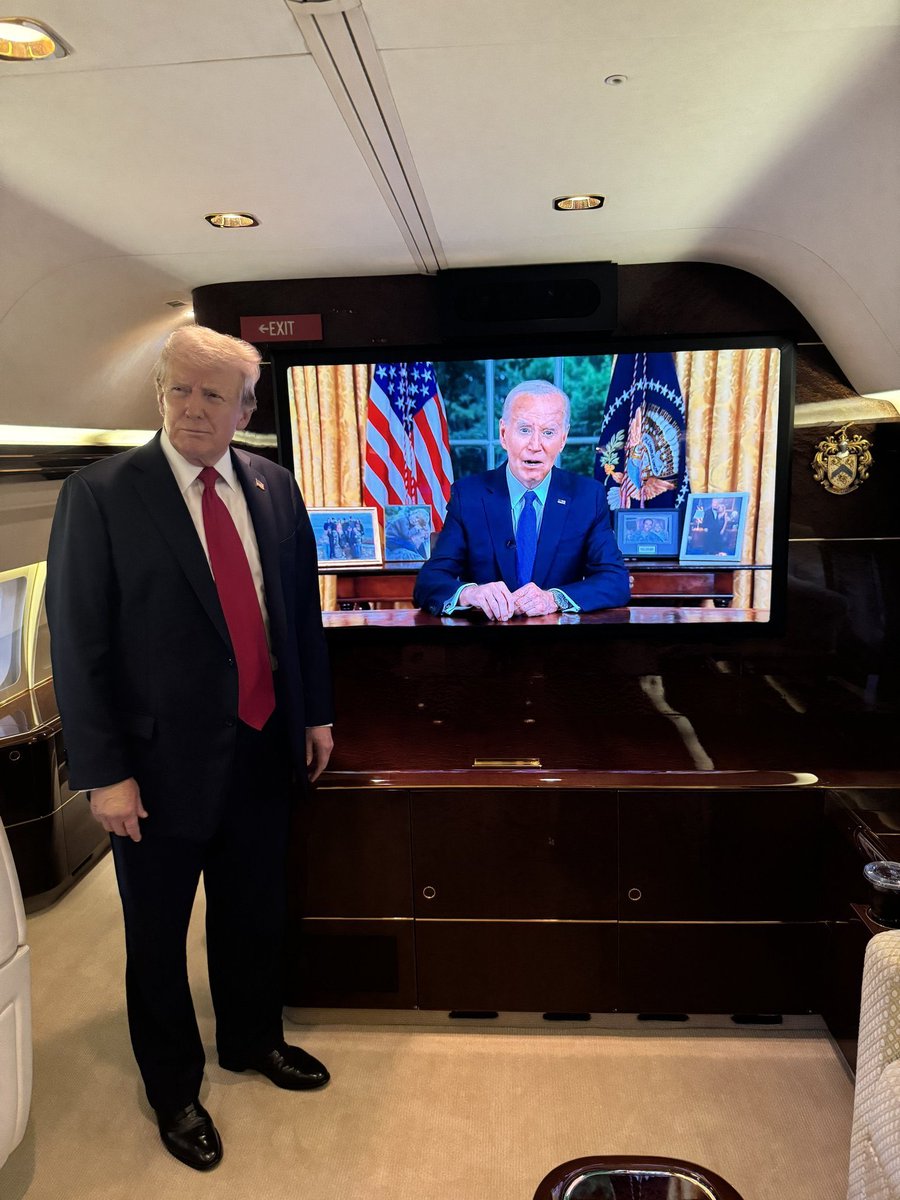 ConquerNicolas's tweet image. 📆 Il y a un an, jour pour jour. Deux salles, deux ambiances.
Le contraste n’a jamais été aussi FLAGRANT.
La plus grande dissimulation médiatique autour de l’état de santé de Biden, alias Autopen. 😏
Un SCANDALE de presse à ciel ouvert.
#Trump #MAGA