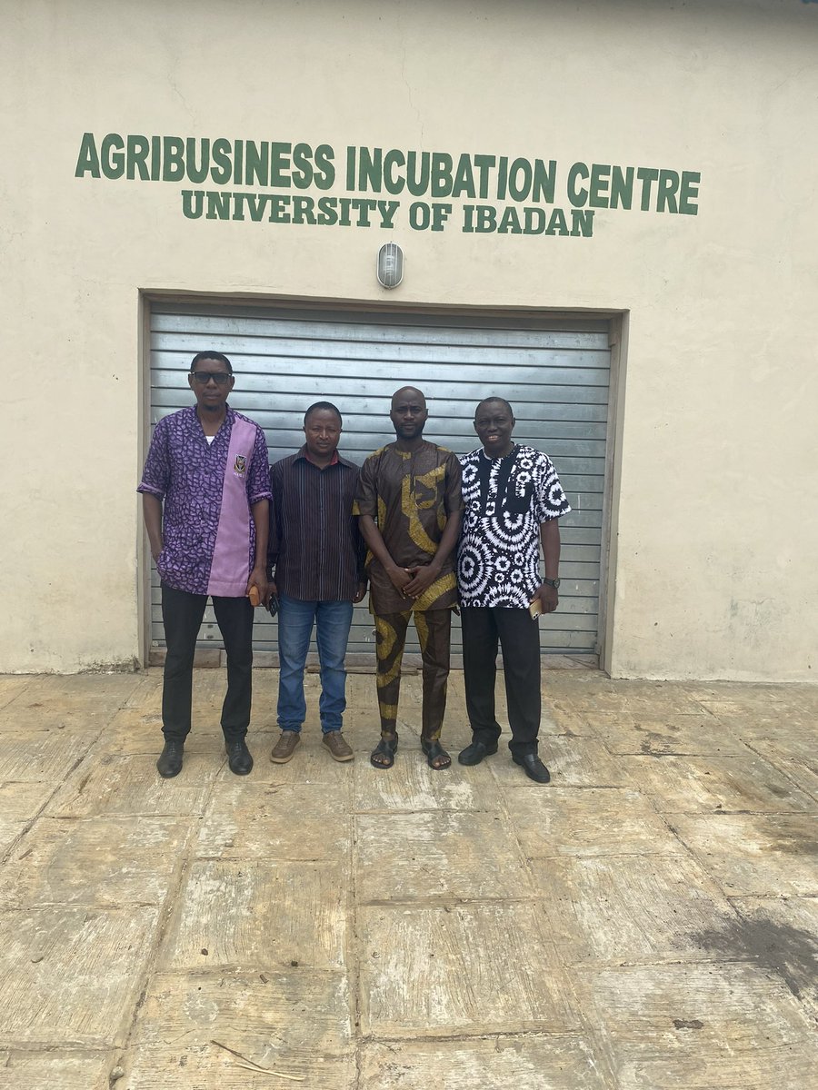 dlasgidifarmer's tweet image. Had a good time at the UI Agribusiness Incubation Centre (BSFL production), Broiler Project, with Prof. Thomas, Dr. Nathaniel & Dr. Fabian.
They took me on a trip there & ensured my full grasp of the projects goal to meet animal protein demands and create opportunities.