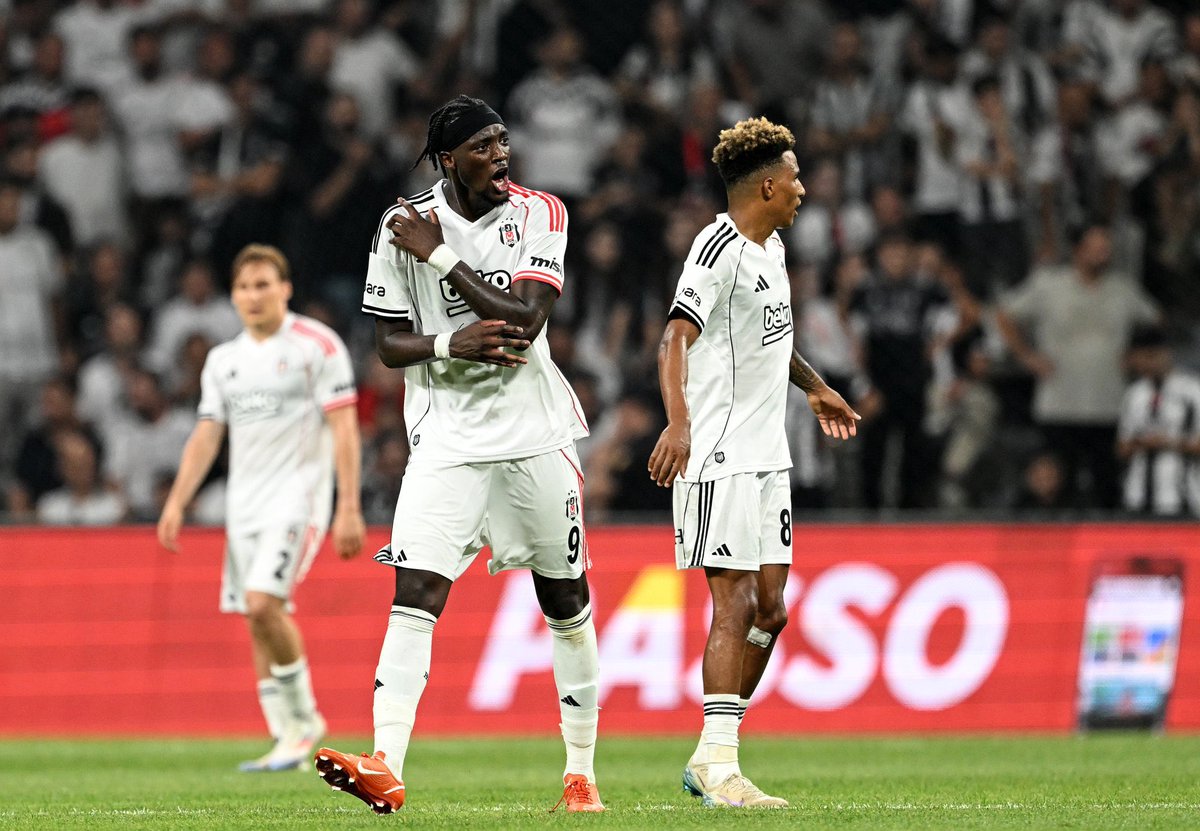 🚨 Beşiktaş, UEFA Avrupa Ligi 2. eleme turu ilk maçında evinde Shakhtar Donetsk'e 4-2 mağlup oldu. 

Rövanş maçı, 31 Temmuz'da oynanacak.