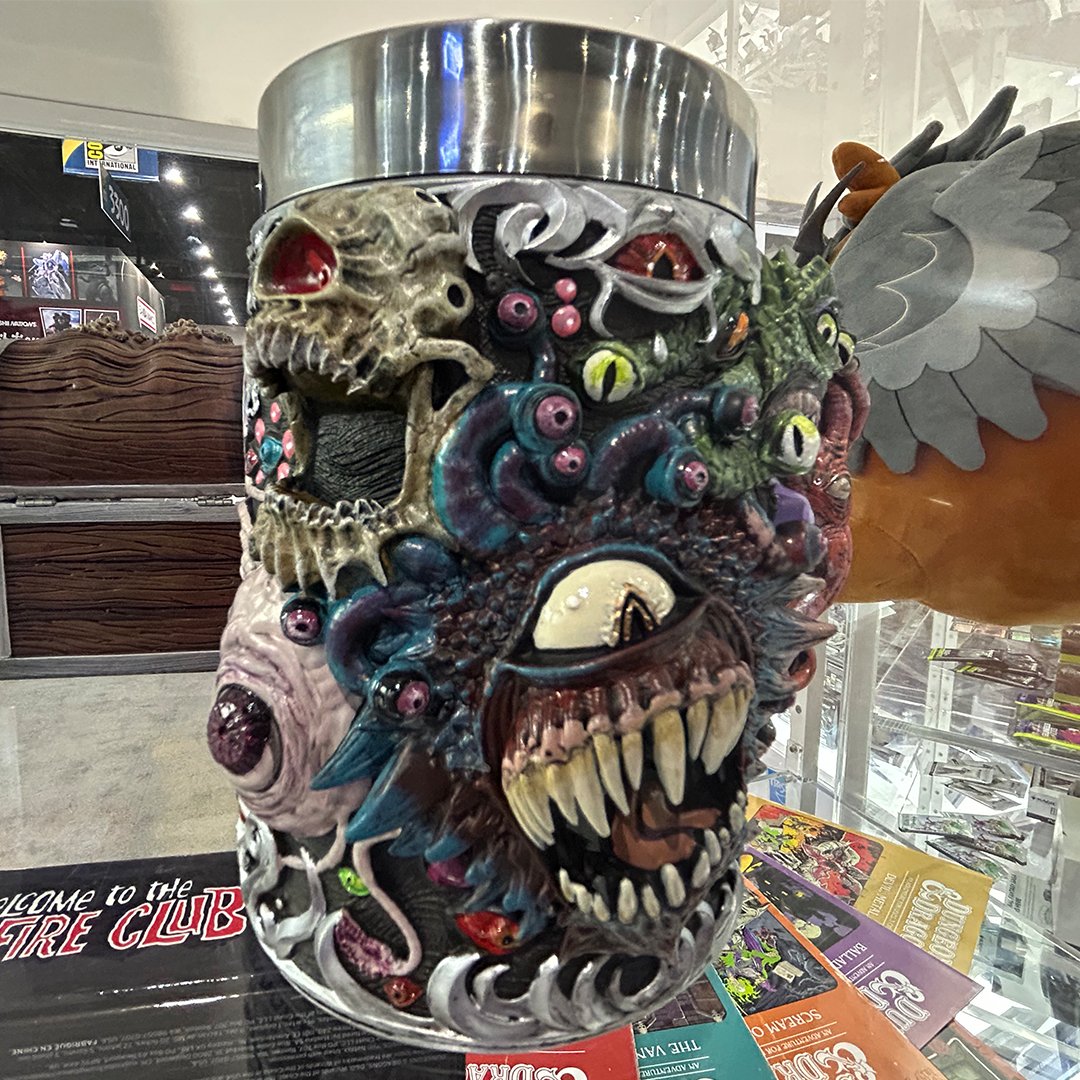 Wizards_DnD's tweet image. This mug is watching your every move... 👁️👁️👁️
A portal has opened at #SDCC and the world of Dungeons & Dragons awaits! Step into the adventure at Booth #3213.