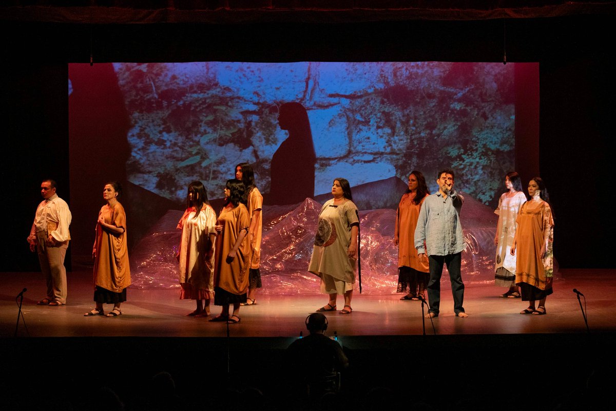 Un hombre regresa a su casa en Mérida, travesía que lo lleva a la revisión del pasado de su familia esclavista. No te pierdas "Tu cuerpo partido o veinte días negros" de <a href="/TeatroRendija/">Teatro de la Rendija</a> en el <a href="/CCB_INBAL/">CCB</a>.

31 de julio a 3 de agosto
Boletos: acortar.link/xAEnVj

<a href="/cultura_mx/">Secretaría de Cultura</a>