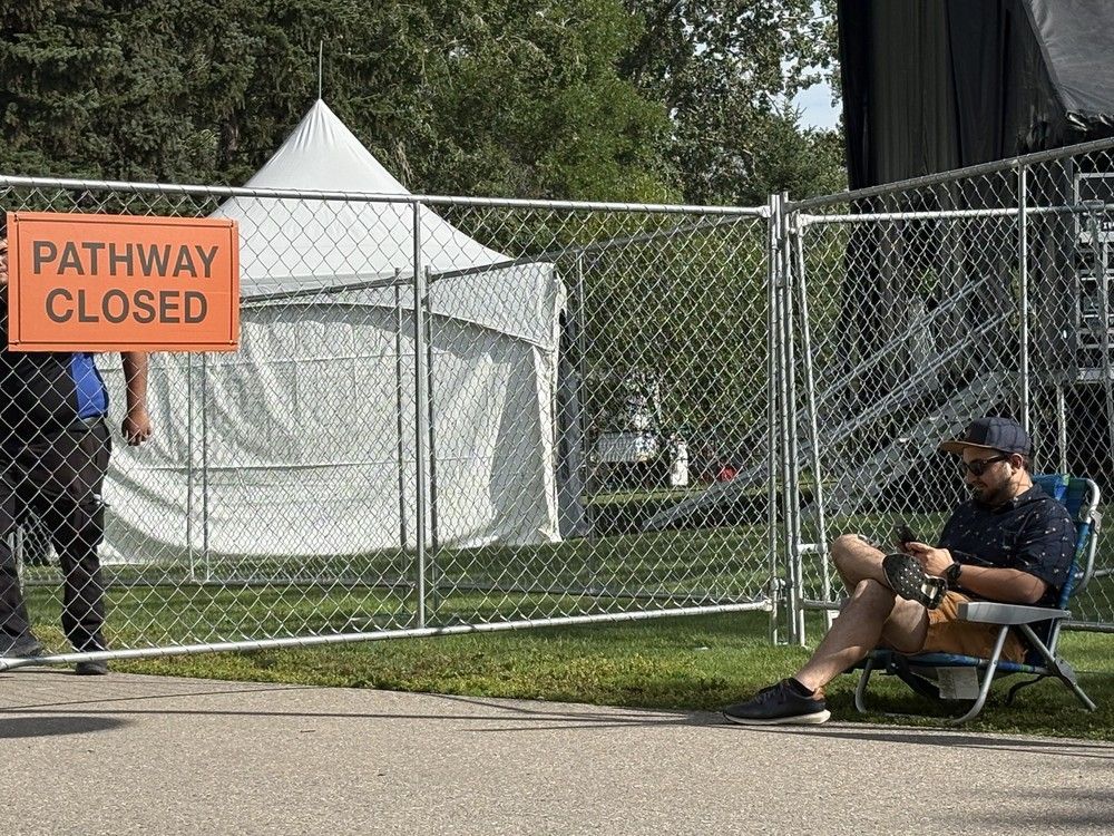 calgarysun's tweet image. Headliner cancelled, downpours of rain, but Calgary Folk Fest will still be how 'the world should be for four days.' calgarysun.com/news/calgary-f…