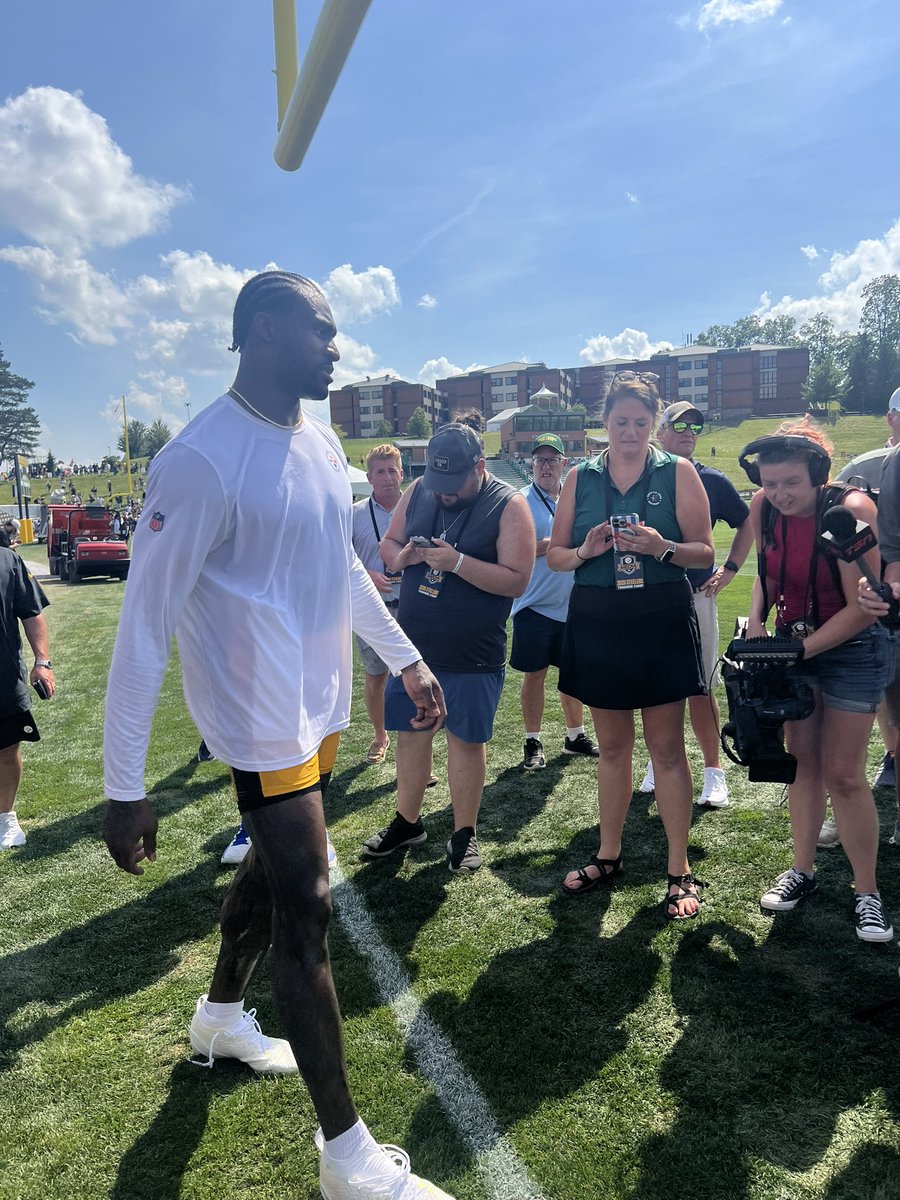 JoriEpstein's tweet image. Aaron Rodgers & D.K. Metcalf are suitemates at training camp. When D.K. got here, he heard a knock, thinking it was from his bedroom door — turned out to be Rodgers knocking on the door of the bathroom which the two are sharing 😂
