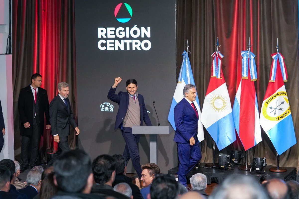 GobSantaFe's tweet image. “Pedimos que se terminen las retenciones, sentimos que desde el Gobierno Nacional insisten en meterle la mano al campo”, @maxipullaro
En el marco de la XIX Reunión Institucional de la Región Centro compuesta por Córdoba, Entre Ríos y Santa Fe, el gobernador de esta última fue…