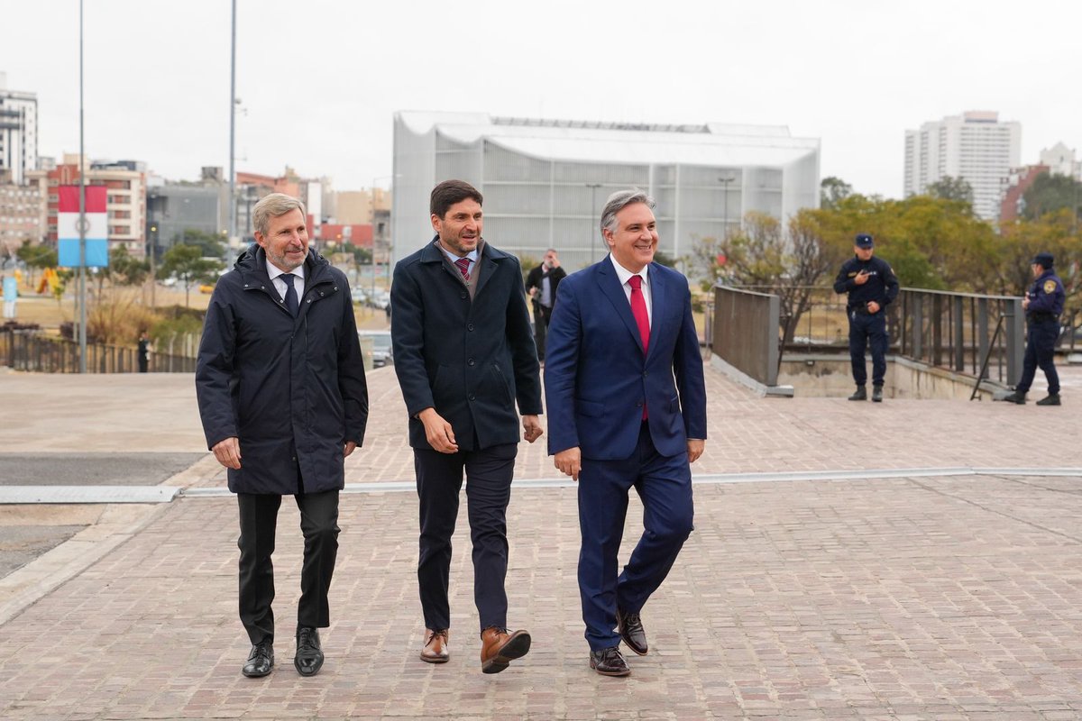 GobSantaFe's tweet image. “Pedimos que se terminen las retenciones, sentimos que desde el Gobierno Nacional insisten en meterle la mano al campo”, @maxipullaro
En el marco de la XIX Reunión Institucional de la Región Centro compuesta por Córdoba, Entre Ríos y Santa Fe, el gobernador de esta última fue…