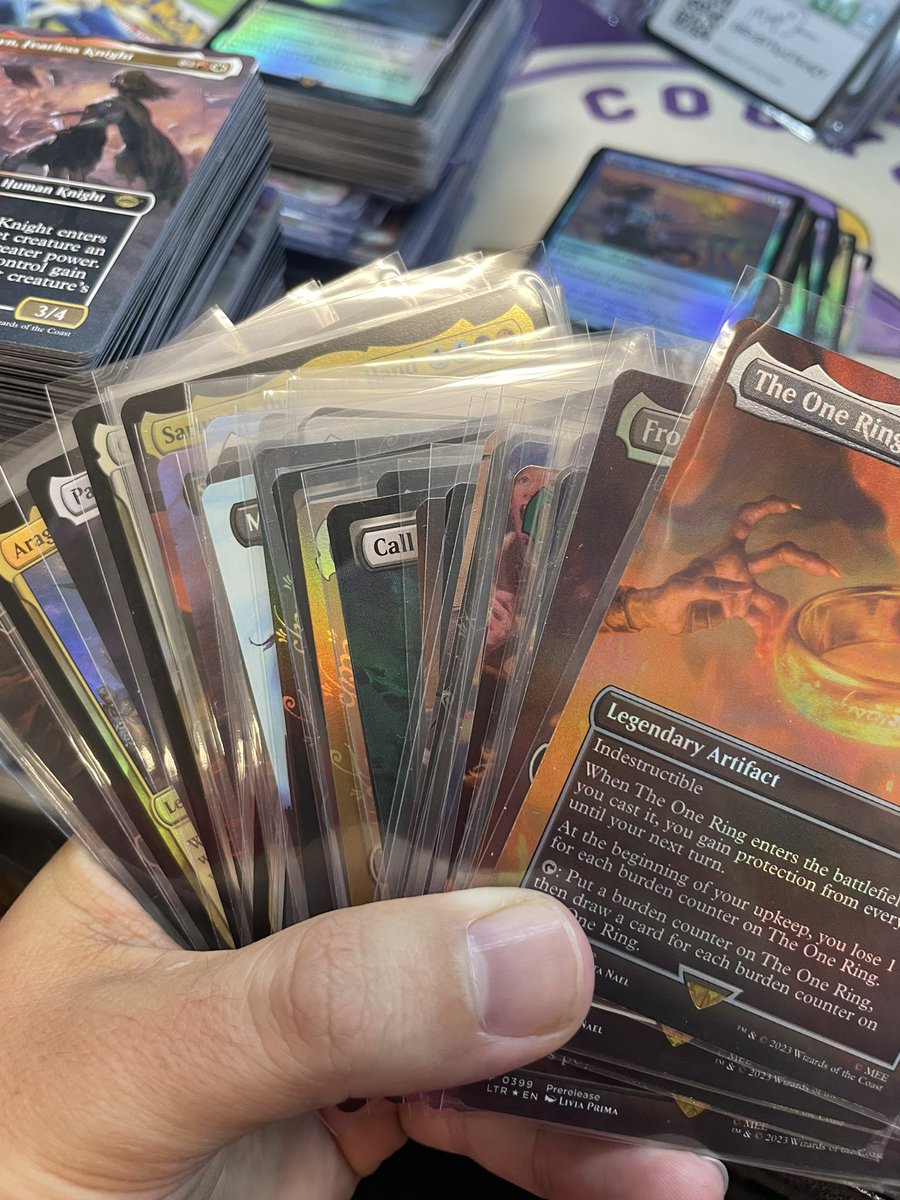 CouyonCollect's tweet image. Finally going through LOTR bulk from degening 3 boxes 🫠😈🍻