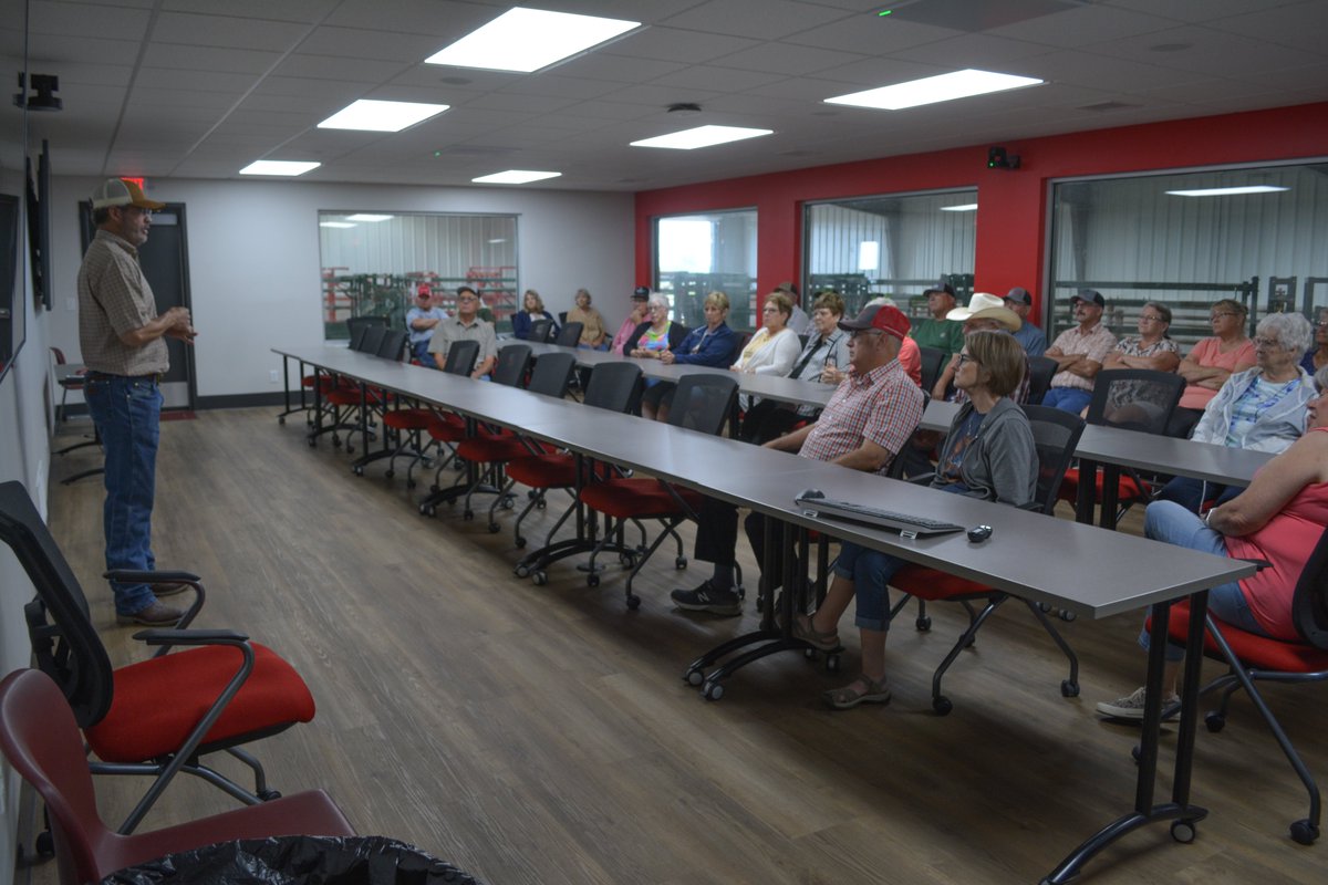 NebENREEC's tweet image. Great group of producers visiting the Feedlot Innovation Center today from the Lafayette County (@MoCattle) Cattlemen. Lots of interactive discussion! @UNLBeef @UNLFeedlotExt @UNL_AniSci