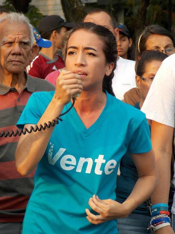 cesarbaezc's tweet image. 🚨 | El régimen de Maduro acaba de secuestrar a Albany Colmenares, secretaria política de Vente Venezuela en Carabobo.
Sigue el amedrentamiento pre-electoral antes del circo electoral de este domingo. Maduro intensifica el secuestro de activistas inocentes.