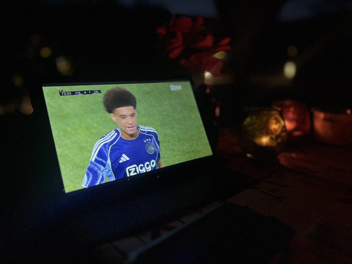 #comocup 👍🏼 Genieten van weer een <a href="/AFCAjax/">AFC Ajax</a> talent; Bouwman. Rustig, sterk en prima mee en ff nonchalant binnenkantje rechts Schmeichel voor schut zetten #ajacel ⚽️