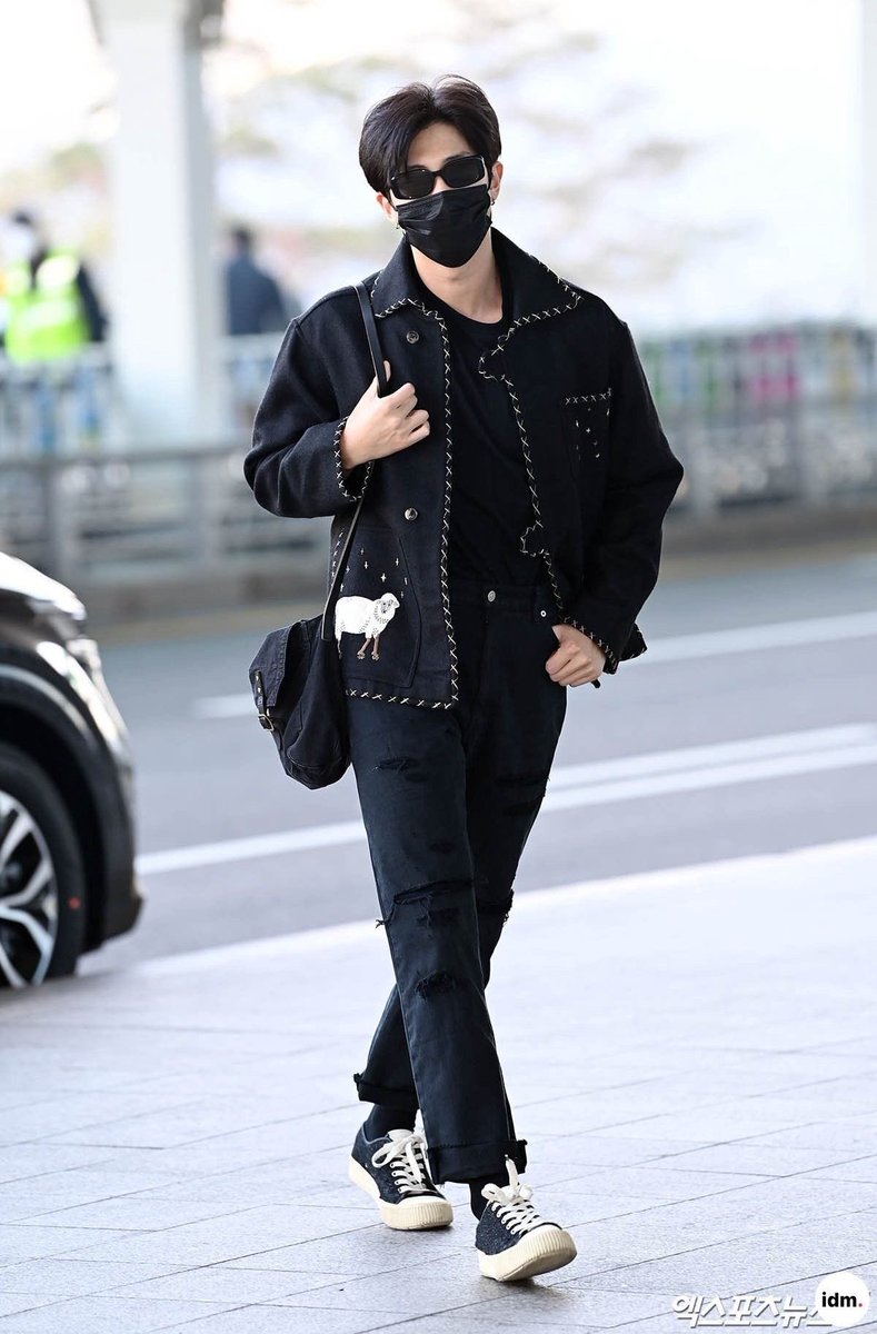 Arikive4's tweet image. Kim Namjoon spotted filming scenes for ‘The Devil Wears Prada 2’ in New York today.