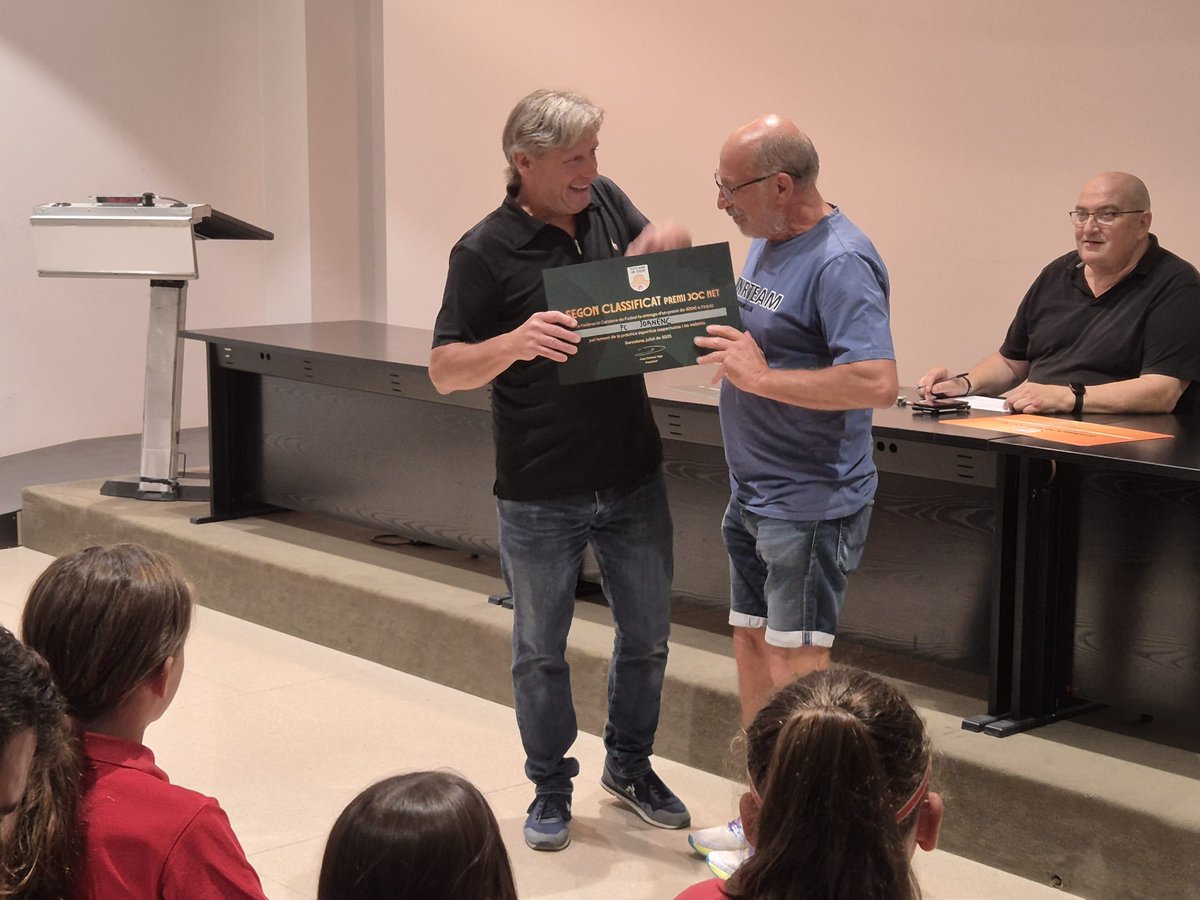 FCF_CAT's tweet image. 🏅 L'FCF fa entrega dels Premis #JocNet i els Tornejos Complementaris als equips del Bages-Berguedà-La Cerdanya
⚽️ Xecs de 8⃣0⃣0⃣€ i 4⃣0⃣0⃣€ pels equips menys sancionats de la temporada
🔗 Tots els detalls a fcf.cat/noticia/entreg…