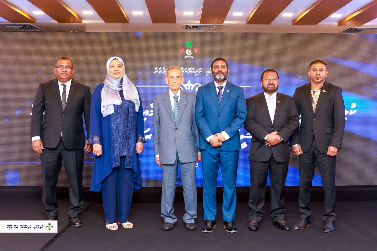 MoSFR_mv's tweet image. ކުޅިވަރު ވަޒީރުންގެ ޚިދުމަތުގެ އަގުވަޒަންކުރުމާއި ކުޅިވަރުގެ ކާމިޔާބީތައް އަރުޝީފްކުރަން ފެށުމުގެ ރަސްމިއްޔާތު.