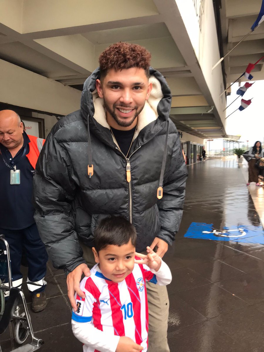 Acostaabraham99's tweet image. Julio Enciso volvió al país para continuar con su recuperación.
No brindó declaraciones.
#LaGranJugada
@rockandpop955
@nanduti