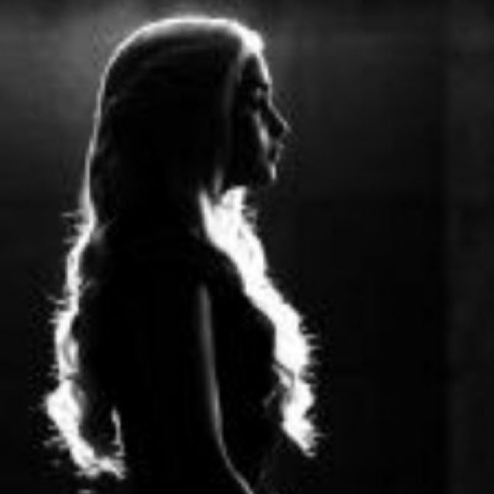 RaheelRooh's tweet image. •

وانا
الذي كنتُ اجري طوالَ الليل
كيف للظلام ان يسبقني إلى قلبك ..!!!

!
#ظلال_رحيل