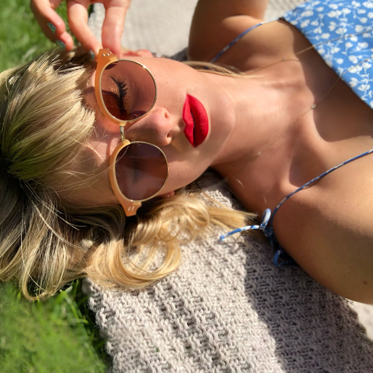 LanasChart's tweet image. “Cruel Summer” (1.146M) by Taylor Swift and “Cinnamon Girl” (1.062M) and Lana Del Rey were the most listened to female songs released in 2019 yesterday on Spotify.