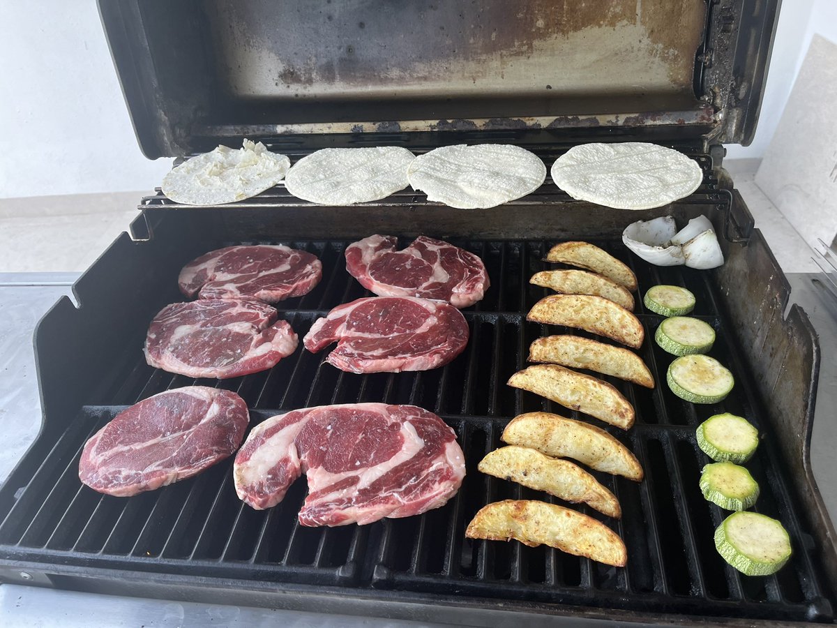 alex_goteam's tweet image. Grill time!