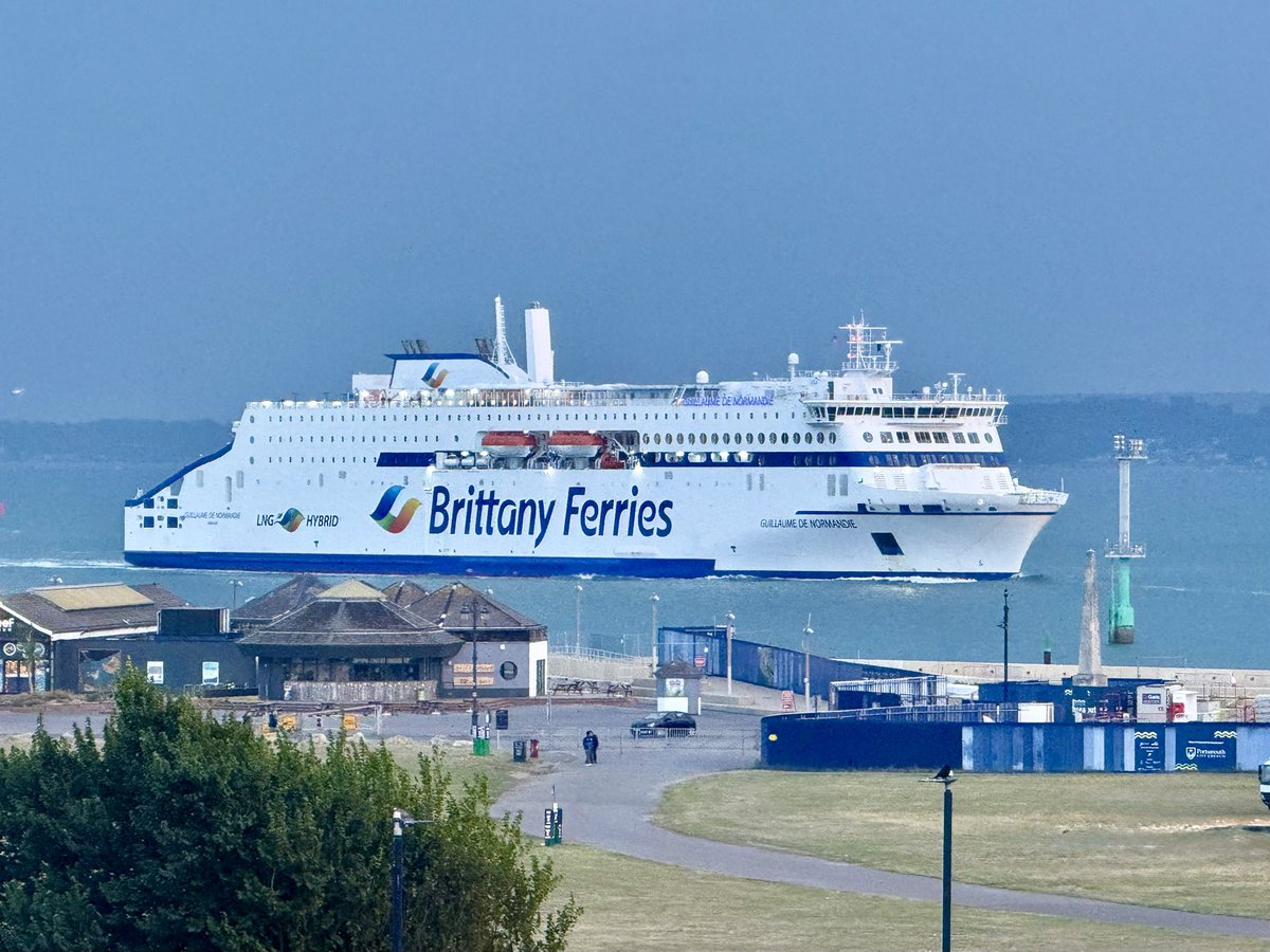 KevinKRG22's tweet photo. #BrttanyFerries Guillaume de Normandie looking majestic heading into Portsmouth harbour tonight. https://t.co/Miucm6leuM