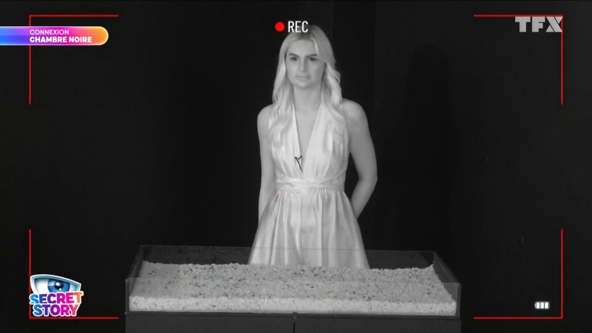 youngpeople_off's tweet image. Dans le noir, Constance face à une pluie d’asticots pour protéger son secret : elle devait retrouver des clés ! Une séquence aussi hilarante qu’historique qui entre direct dans les annales de #SecretStory. 🤣