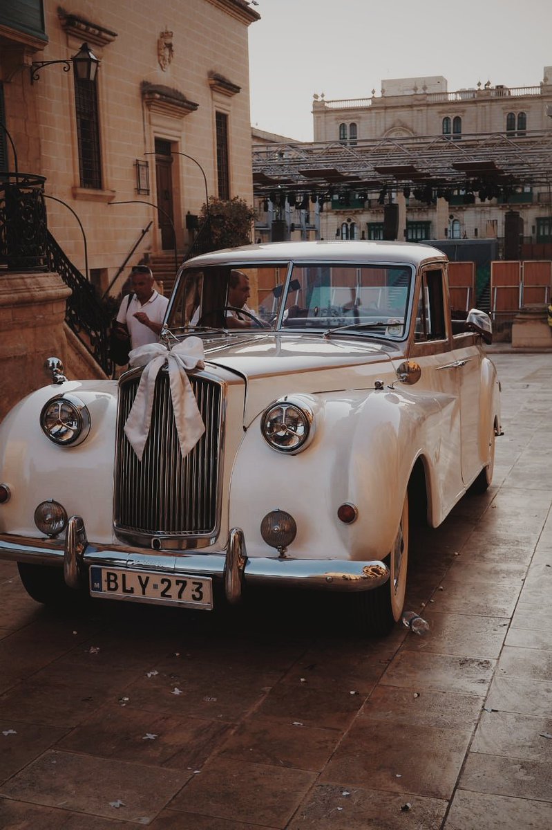 alizhiy's tweet image. У далекі 1950і на Мальті був завод Austin-Morris, його продукція і досі тут на ходу.
Зліва: Morris
Справа: Austin Princess