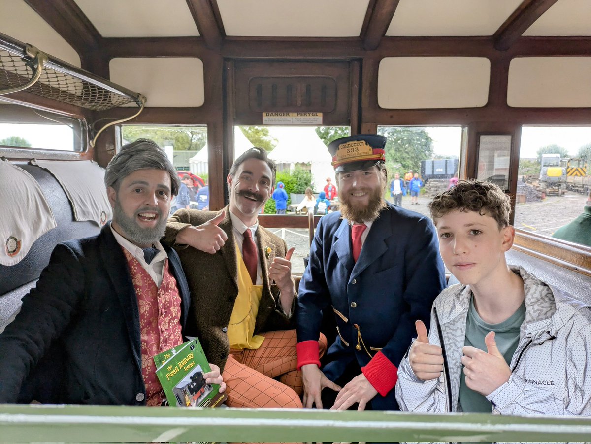 TonsOfTM's tweet image. 3 years of photos with @DrawingTrains, @ivin_jamie and Sam! I look forward to meeting you next time :)