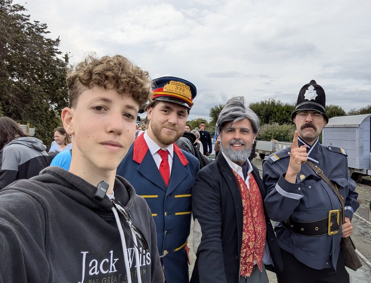 TonsOfTM's tweet image. 3 years of photos with @DrawingTrains, @ivin_jamie and Sam! I look forward to meeting you next time :)