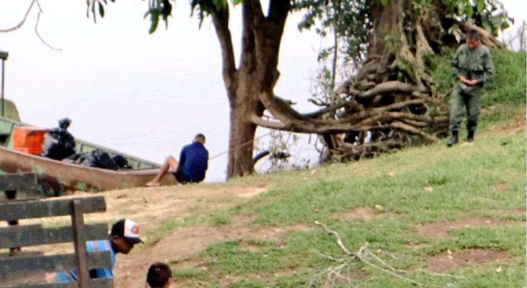 #Atencion #Venezuela 
#DenunciaCiudadana 

Puesto militar en Trincheras #rioCaura agrede, cobra tributo y si no pagan, decomisa la gasolina que las representantes indígenas llevan a sus comunidades para las plantas de energía, máquinas para rayar yuca y desmalezadoras