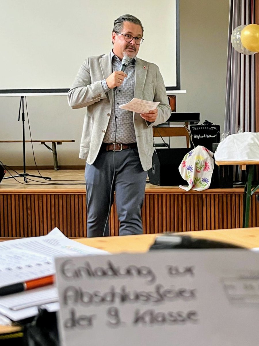 ChHolzemer's tweet photo. Abschlussfeier bei der Mittelschule Frammersbach. Vielen Dank für die Einladung, das wunderbare Programm und natürlich herzlichen Glückwunsch 🙏🏻 Jetzt lasst es noch mal krachen, bevor das nächste Kapitel aufgeschlagen wird 😉 #mittelschule #abschluss #frammersbach #partenstein #wiesthal #neuhütten
