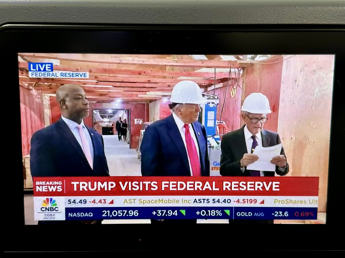 CaitlinLong_'s tweet image. I’m watching this on a plane without sound & the body language is hilarious…Trump just said something that caused Powell to make a series of meme-worthy faces & shake his head before handing him this piece of paper. 🍿