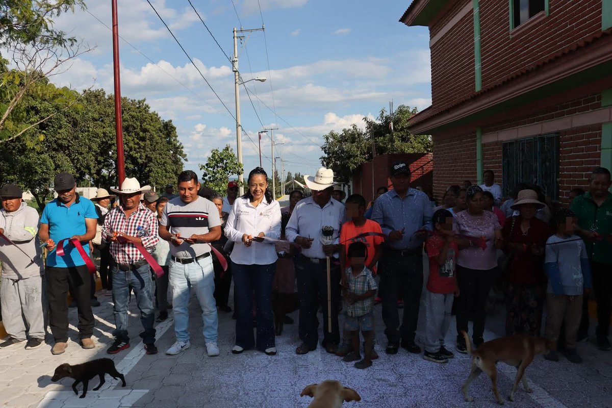 Los vecinos de la junta auxiliar de San Miguel Ayala tienen un camino 🛣️ más digno: ahora la calle Vicente Guerrero luce completamente remodelada, además de que brindará mayor seguridad gracias a las luminarias solares. Este logro es de todo #Atlixco porque seguimos construyendo