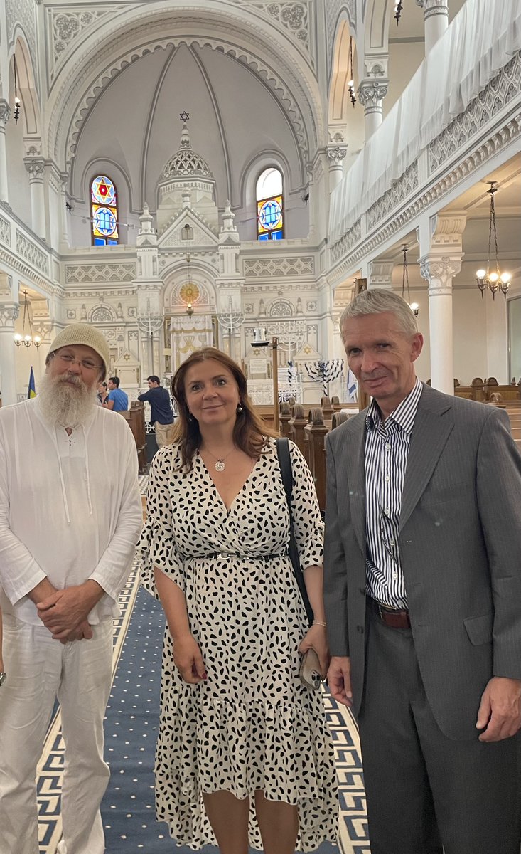 PapkeGerhard's tweet image. Heute mit @Birgit_Kelle zu Gast in der Synagoge von Kronstadt in Siebenbürgen. Morgen diskutieren wir auf einem Podium der Sommeruniversität von Tusványos. Rabbi Zvika Kfir sieht wie wir das freie Europa mit seinen christlich-jüdischen Wurzeln bedroht. Wir alle müssen etwas tun!