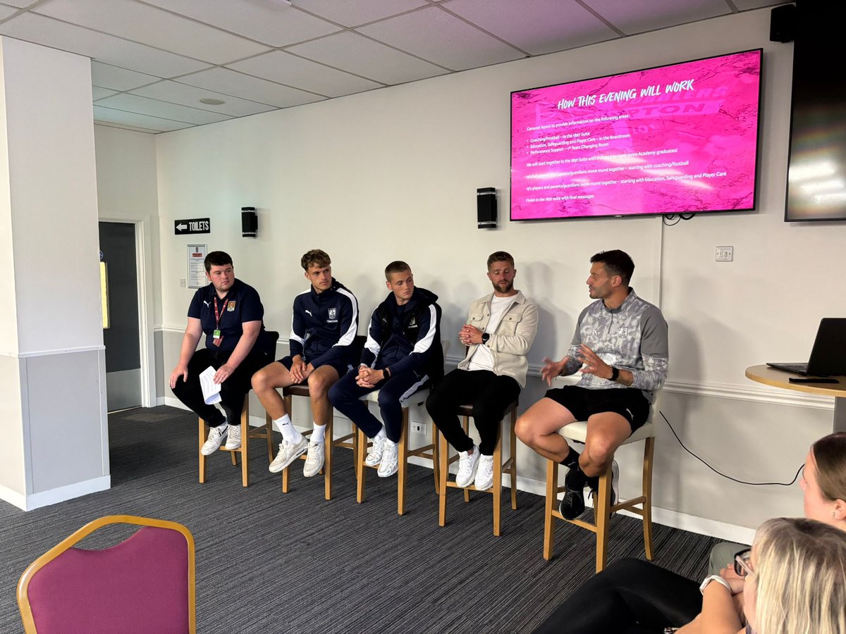 NTFC_Academy's tweet image. 🤝 Thank you for first team players James Dadge, Josh Tomlinson and Michael Jacobs as well as first team coach Marc Richards for joining us at our 2025/26 Foundation Phase & Youth Development Phase Induction Evening for a Q&A tonight at Sixfields!
#ShoeArmy 👞