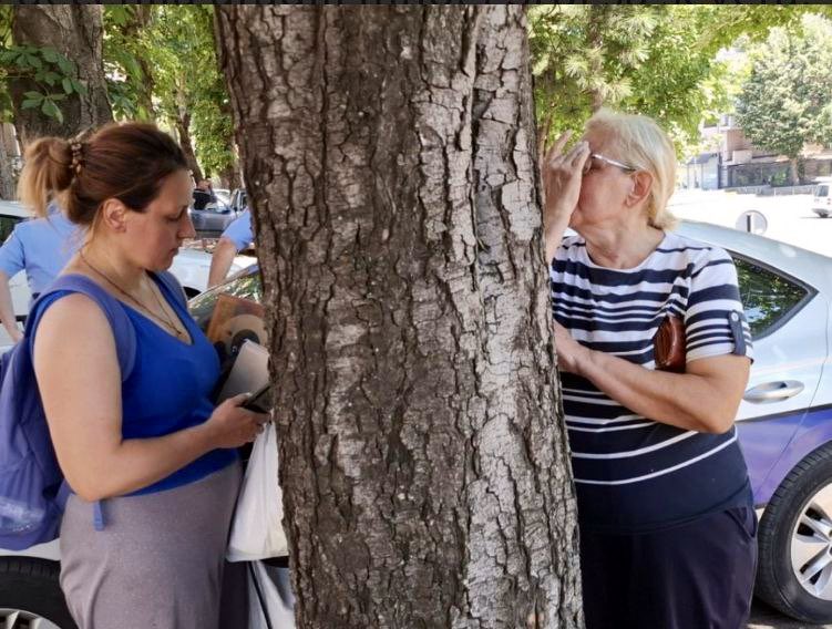 KOSOVO-METOHIJA 🇷🇸

🚨 Yesterday, Bojana Janićijević, a Serbian single mother of two, was evicted with her family from her flat in N. Mitrovica by agents of the Albanian 🇦🇱 occupation regime.

Now homeless, they had bought this flat decades ago and had always lived there.

1/2 ⬇️