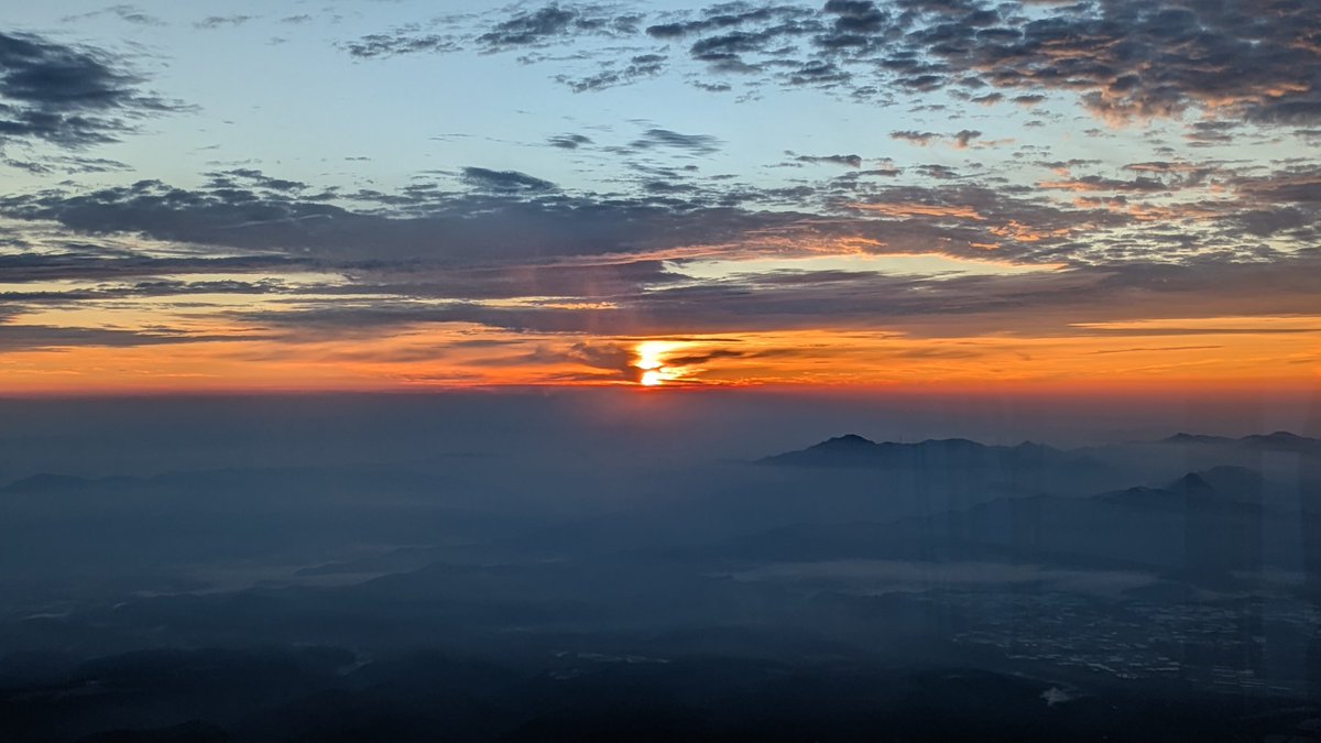 akadake2899m's tweet image. おはようございます。今朝の赤岳は晴れです。気温は10℃。西からやや強い風が吹いています。
＃赤岳
＃八ヶ岳