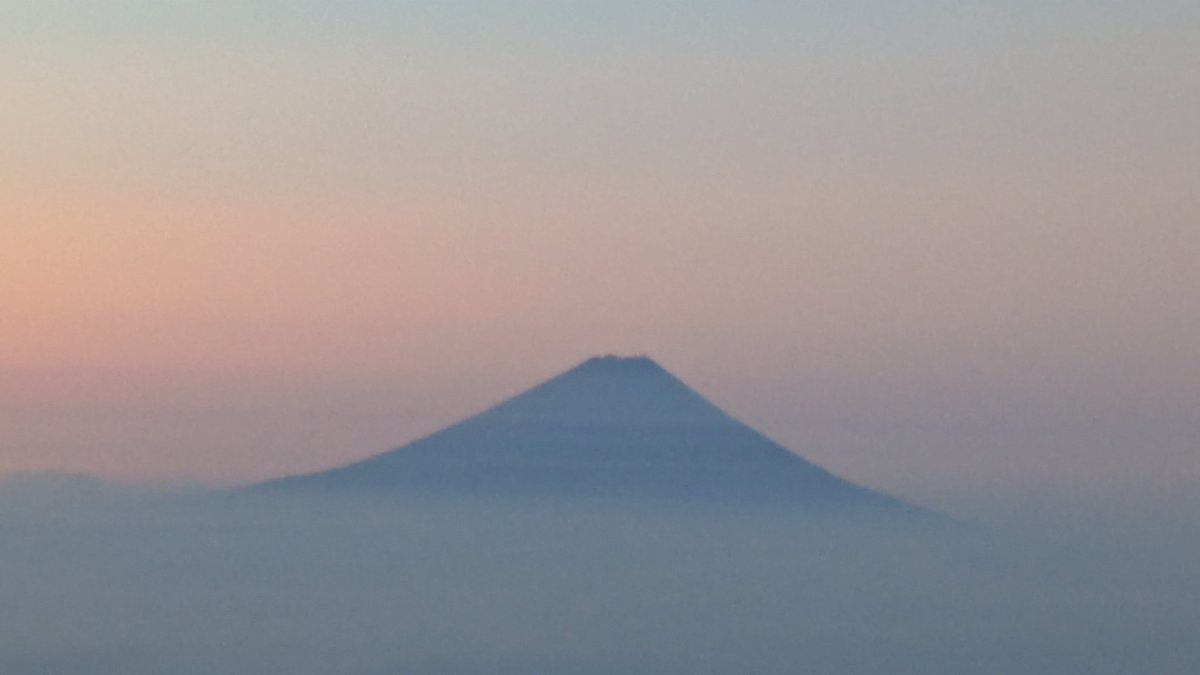 akadake2899m's tweet image. おはようございます。今朝の赤岳は晴れです。気温は10℃。西からやや強い風が吹いています。
＃赤岳
＃八ヶ岳