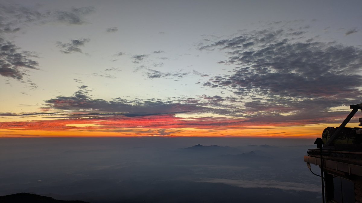 akadake2899m's tweet image. おはようございます。今朝の赤岳は晴れです。気温は10℃。西からやや強い風が吹いています。
＃赤岳
＃八ヶ岳