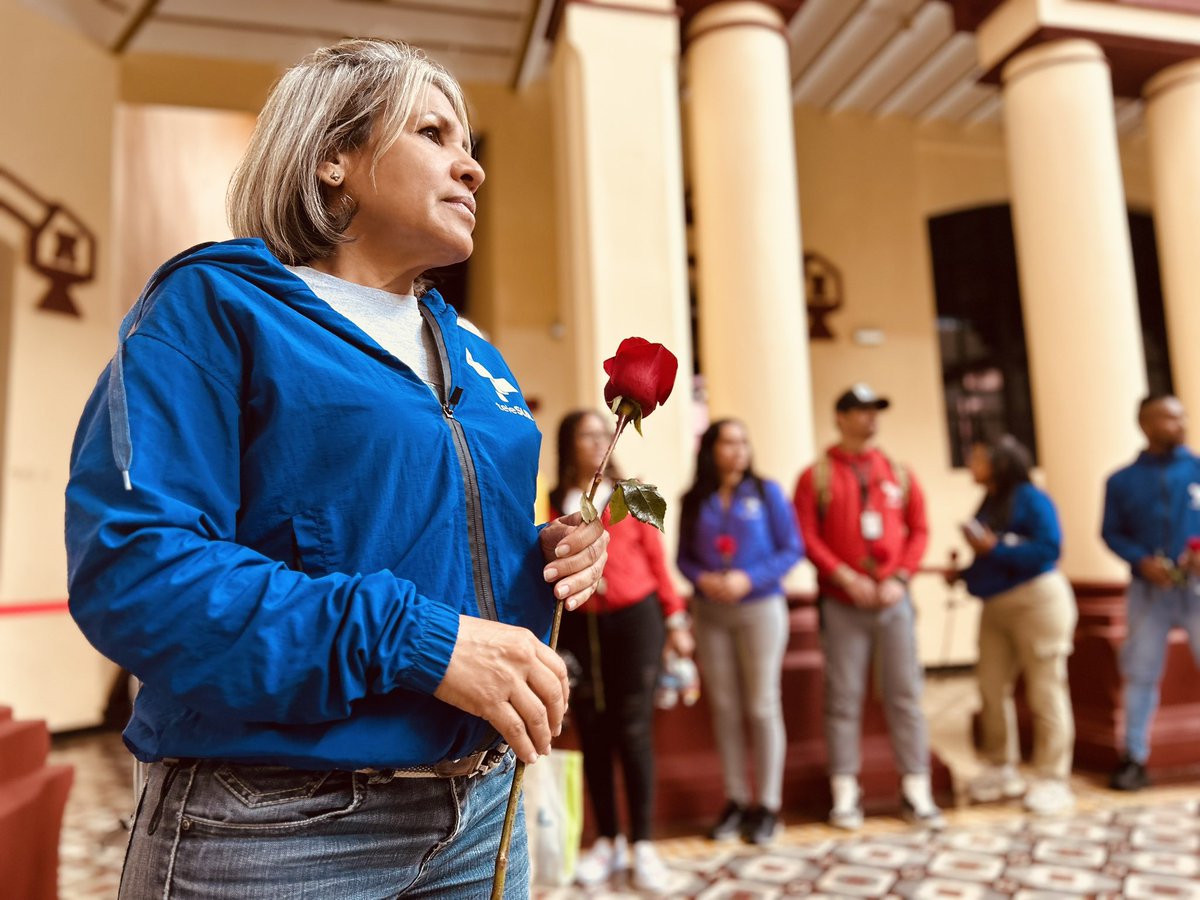 LemusteleSUR's tweet image. A 20 años de su nacimiento y a modo de agradecimiento por concebir su existencia, @teleSURtv rindió homenaje a Hugo Chávez.
Trabajadores y trabajadoras del canal entregaron una ofrenda floral en el Cuartel de la Montaña 4F, donde se encuentran los restos del comandante eterno…