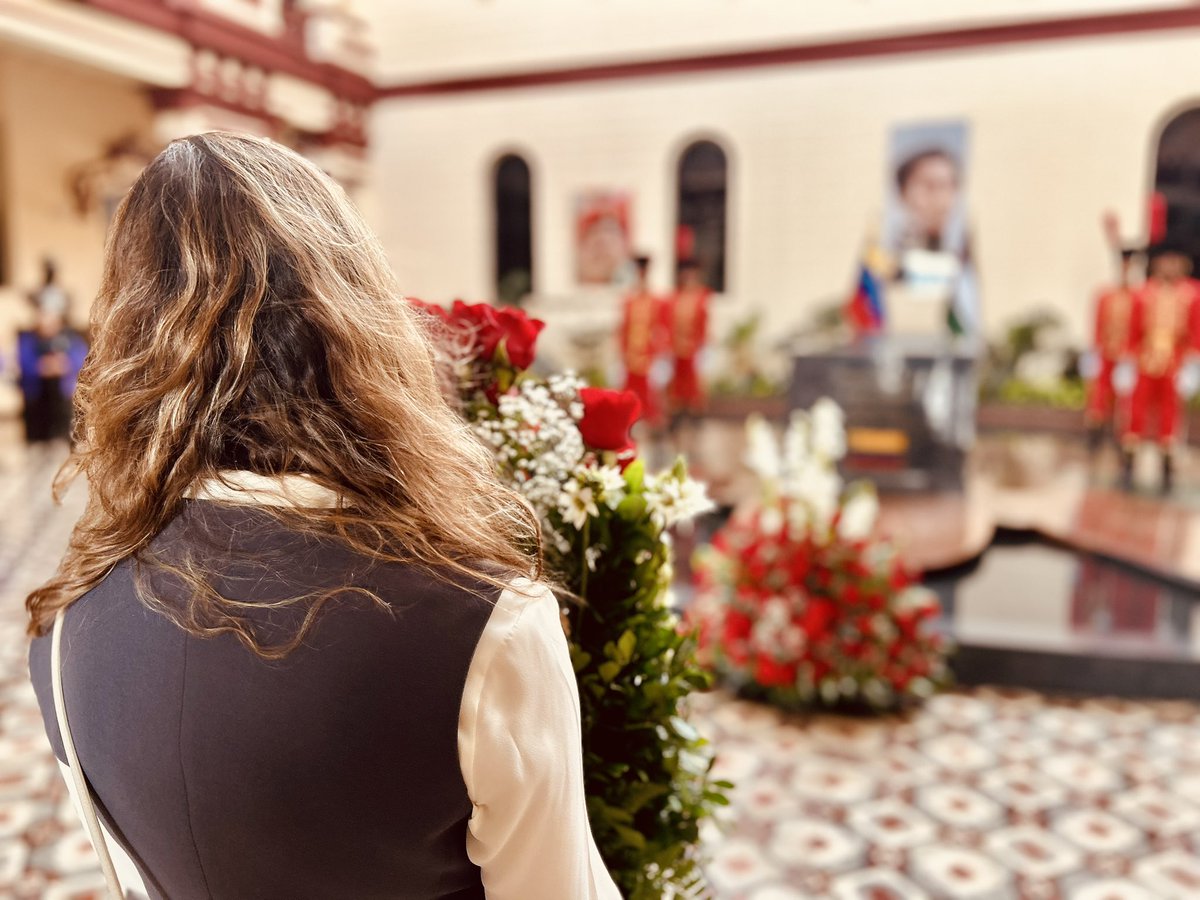 LemusteleSUR's tweet image. A 20 años de su nacimiento y a modo de agradecimiento por concebir su existencia, @teleSURtv rindió homenaje a Hugo Chávez.
Trabajadores y trabajadoras del canal entregaron una ofrenda floral en el Cuartel de la Montaña 4F, donde se encuentran los restos del comandante eterno…