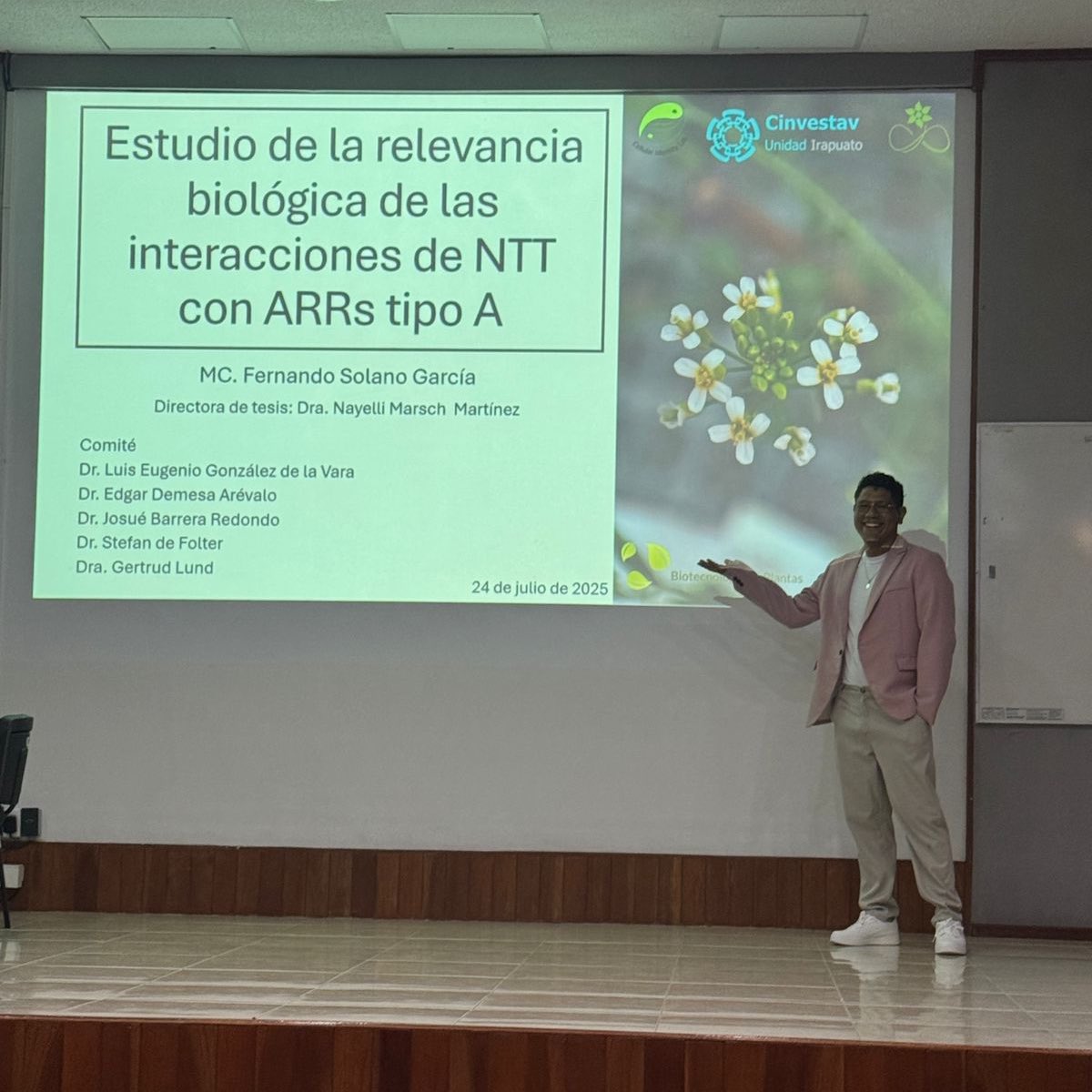Huge congrats to Fernando Solano for successfully passing his predoctoral exam! 🎉 #NTTeam 🌱<a href="/defolter_lab/">Stefan de Folter</a> 🌼