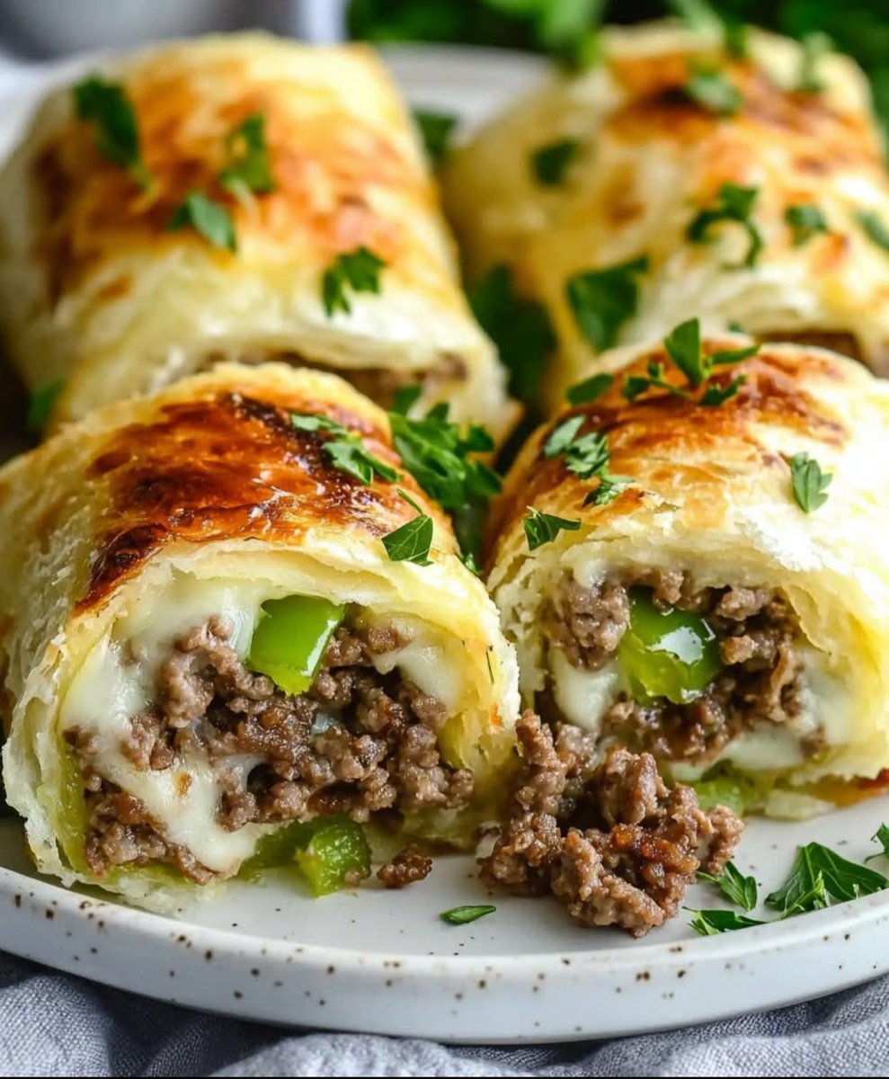 TexasCowgrl1111's tweet image. #FoodPorn
Keto Philly Cheesesteak Roll-Ups 🥩🧀🌿
Savory ground beef, melty cheese, and crisp bell peppers all wrapped in a golden low-carb pastry—this keto-friendly twist on a classic is pure comfort!
Ingredients 🛒
1 lb ground beef
1 green bell pepper, diced
1/2 small onion,…