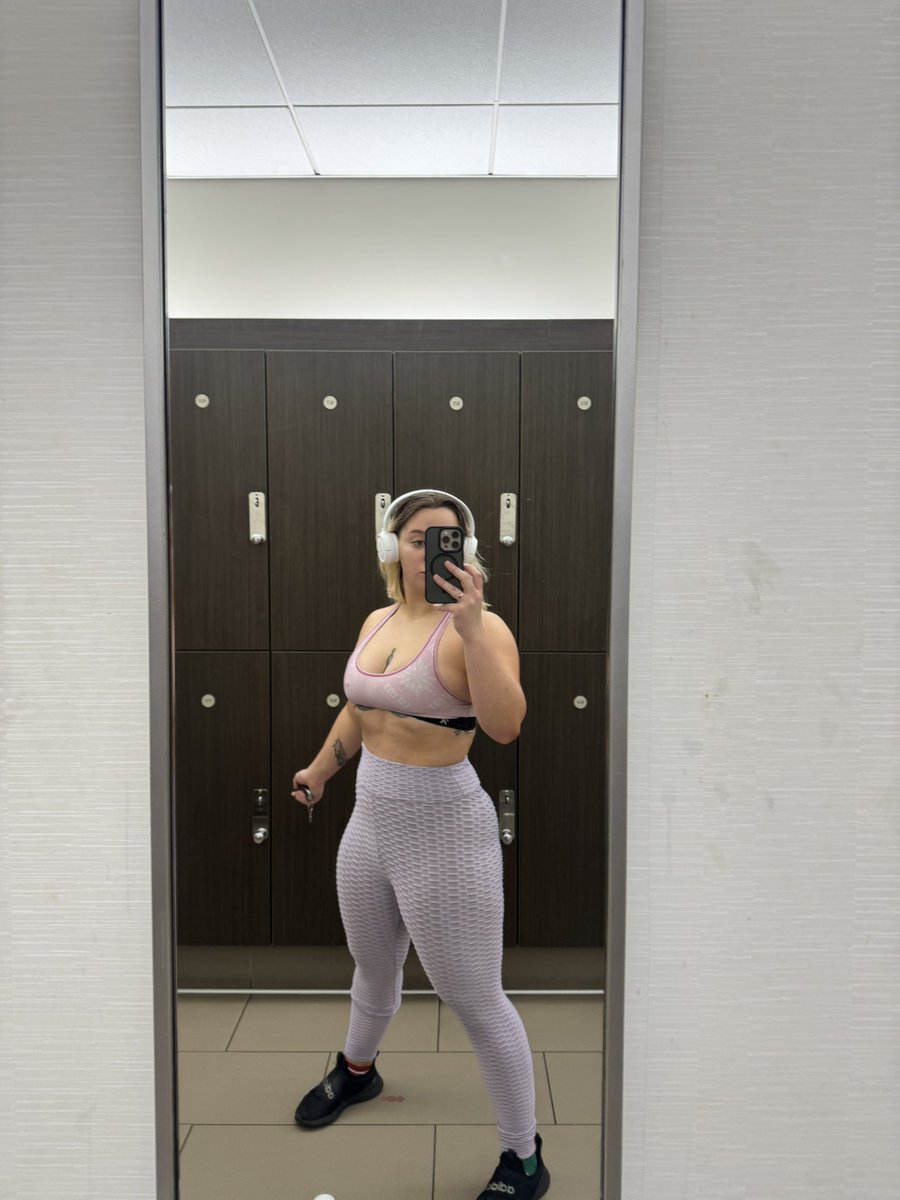 ivy_malibu's tweet image. Haven’t deadlifted in three years, guess today is the day. Also proportions go crazy 🧚🏼‍♀️😘