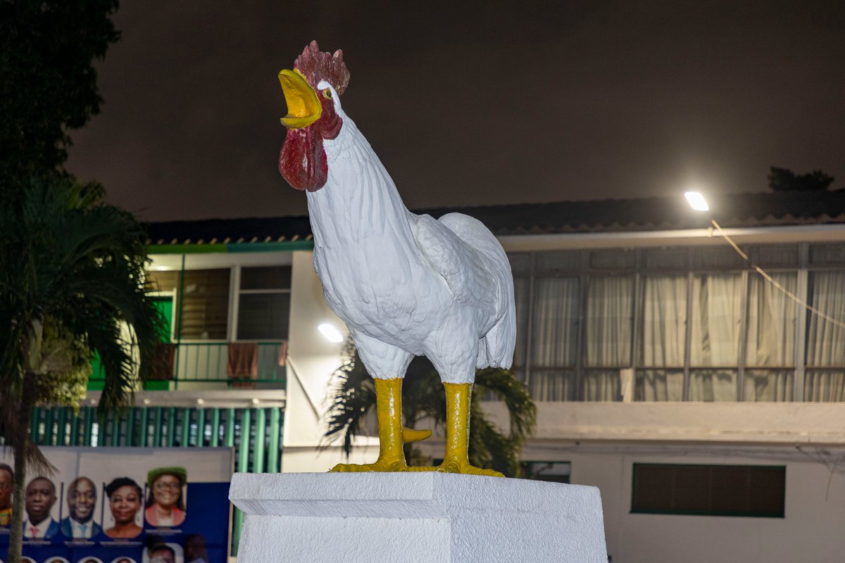 KNUSTGH's tweet image. Standing proud since the early days of KNUST, the cock statue (Akoko Repu) in front of Republic Hall was sculpted by the KNUST legendary artist, Emmanuel Kwaku Armettoe Azzii Akator. He's also noted for creating the iconic Okomfo Anokye statue at KATH.
📷 | Michael Kwawu