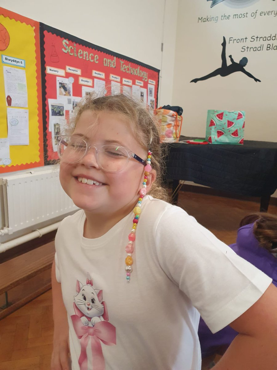 YsgolPenmorfa's tweet image. On Wednesday, we also had Jewels Crafts in to do a Craft Session with the children!
They created bookmarks & hairclips!
@foodandfunwales
@WelshLGA
#FoodandFun25
