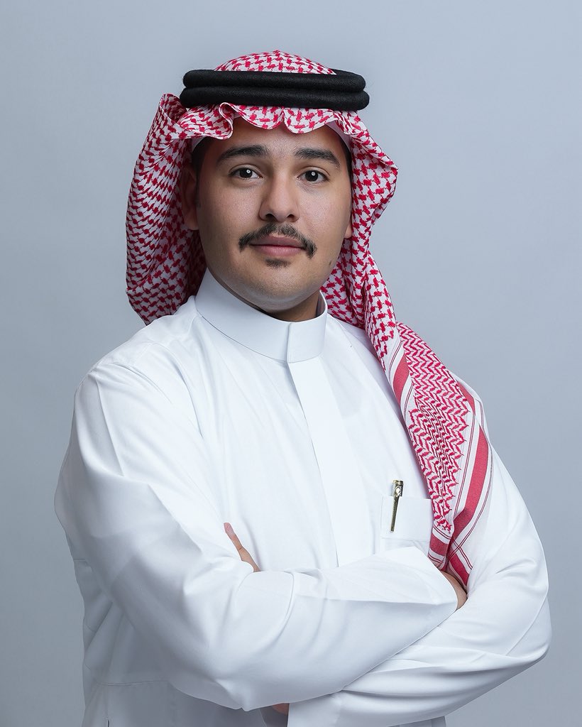 في هذه الحياة لا يُقاس النجاح بما نملك بل بما نُحدثه من أثر وبما نزرعه من قيم وبما نمنحه للناس من صدقٍ ونُبل.
علّمتني التجارب أن الثبات على المبادئ هو ما يصنع الفرق، وأن الطموح الحقّ هو ما كان خالصًا في نواياه متقنًا في عطائه.
هذه الصورة ما هي إلا لحظة أمام حكاية طويلة فيها سعيٌ